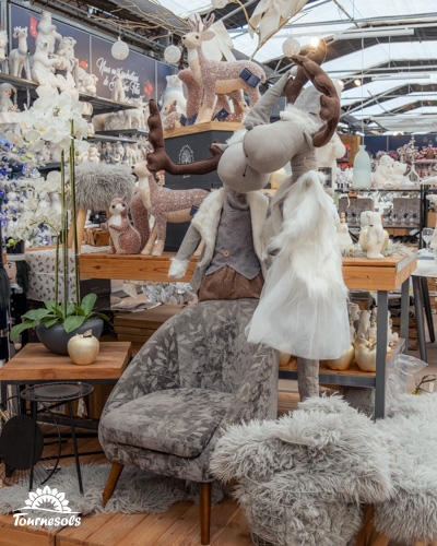 Décoration de Noël Snow Moon avec des teintes polaires et peluches nordiques.